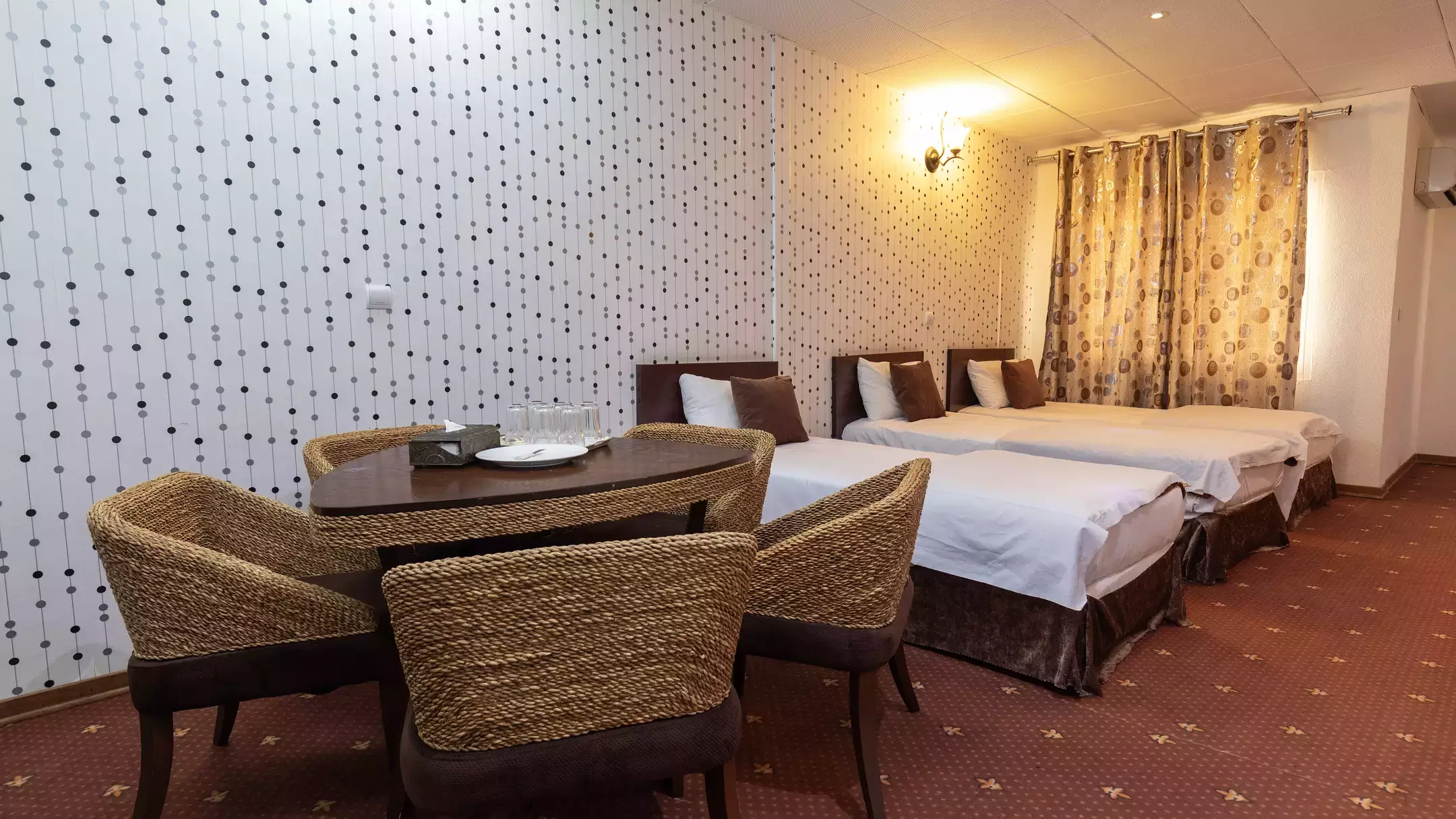 Alibaba https://cdn.alibaba.ir/ostorage/hotel-accommodation-images/67053408299de7a7748d28ca_66e9696379e696602f42e510_هتل آرامش - اتاق شش تخته (1).webp